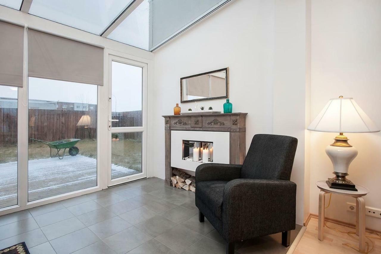 Cozy 3 Bedroom House Near The Blue Lagoon Njarthvik Bagian luar foto